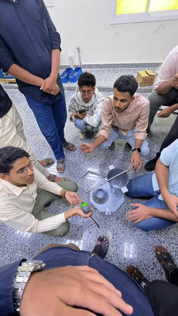 الهندسة المدنية… علمٌ يُبنى بالتجربة قبل أن يُرسم على الورقفي قسم الهندسة المدنية – كلية الهندسة، لا يقتصر التعلم على القاعات الدراسية فقط، بل ينتقل الطلاب إلى مختبر الخرسانة ومواد البناء لخوض تجارب عملية متكاملة تحاكي الواقع الهندسي الحقيقي